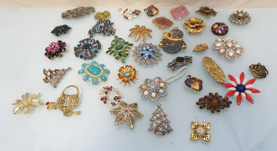 35 VINTAGE BROOCHES COSTUME JEWELRY (0042) on Jun 05, 2022