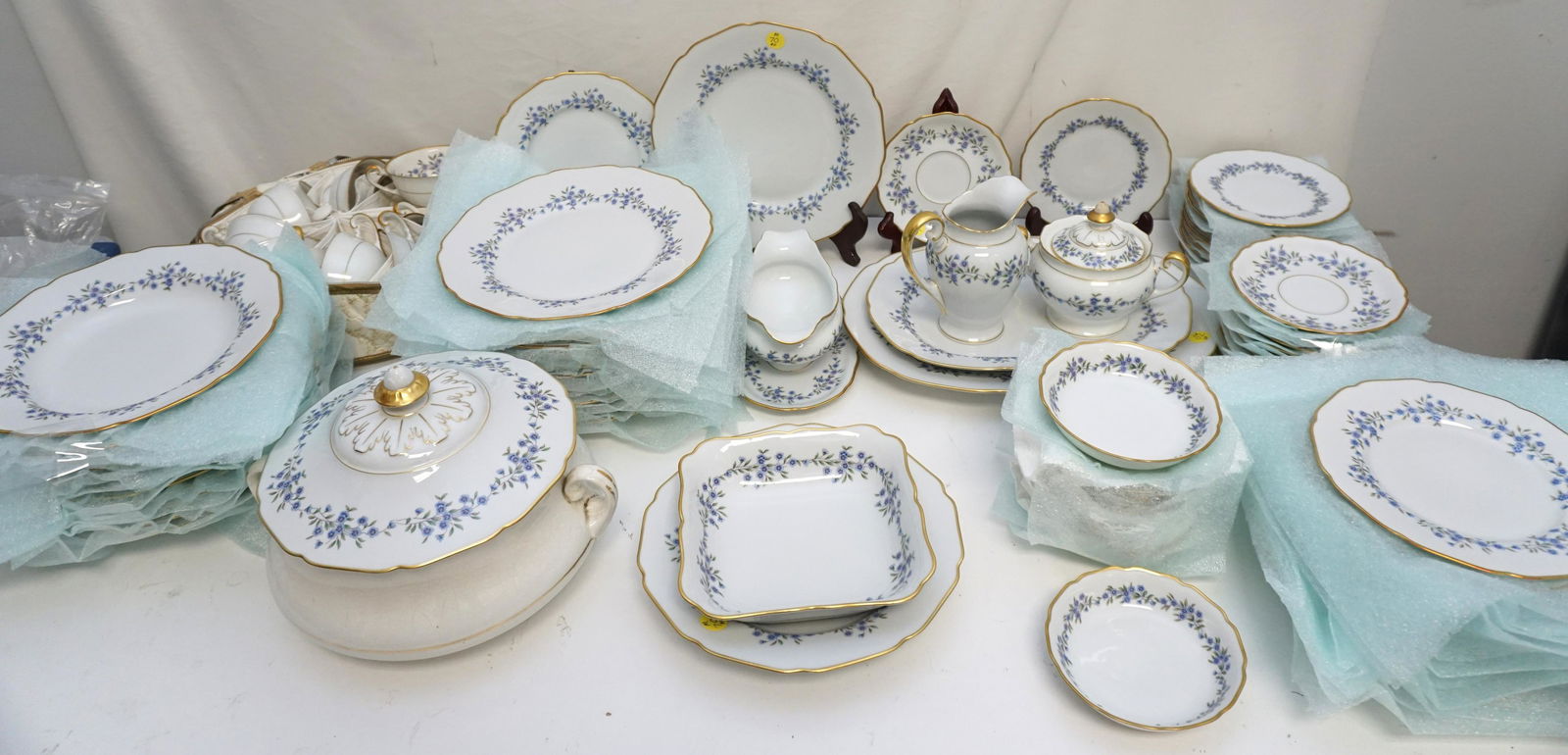89 PIECE HUTSCHENREUTHER MADELEINE CHINA (1 of 9)