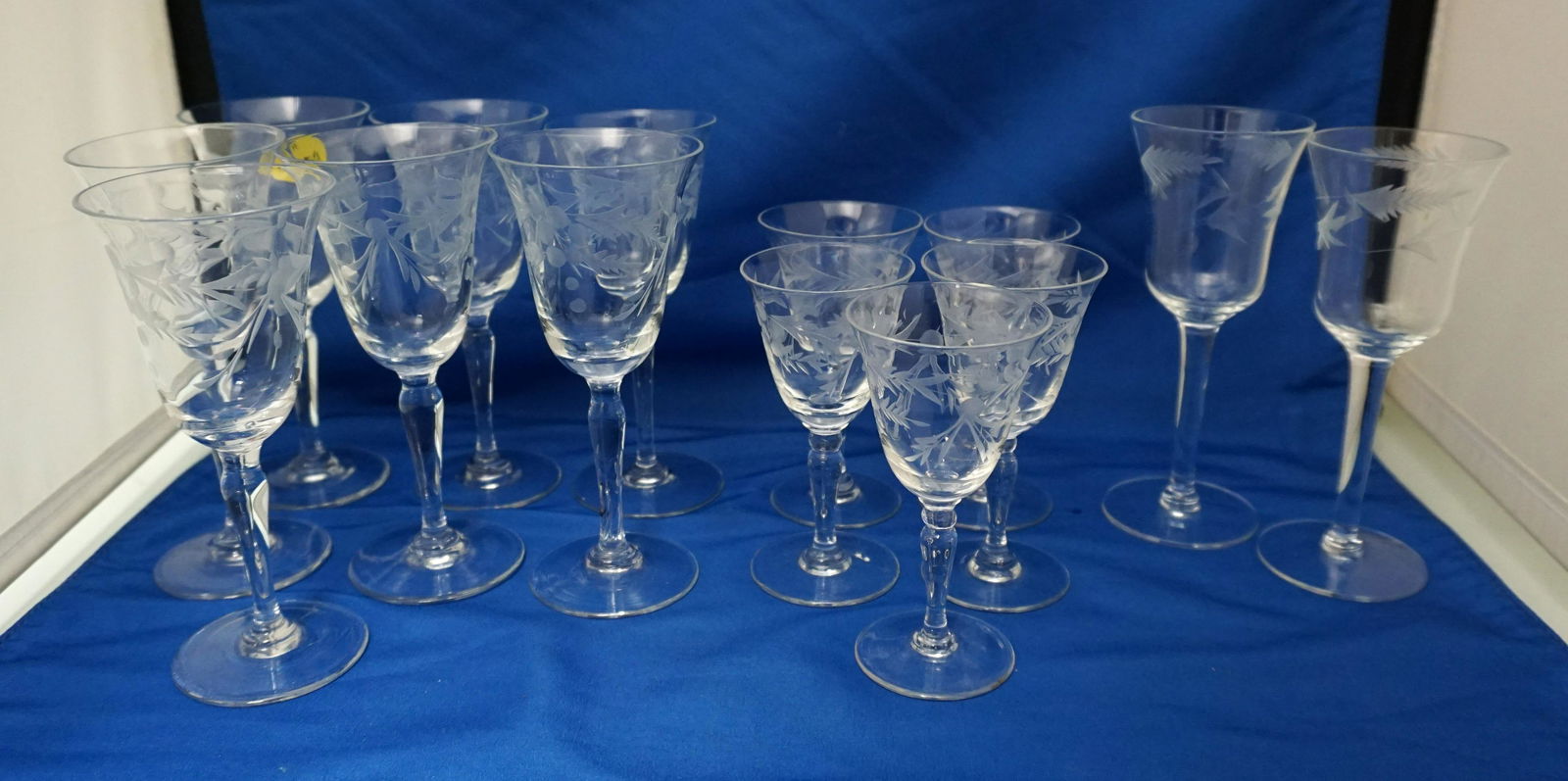 14 VINTAGE 1940 ELEGANT ETCHED GLASSES (1 of 6)