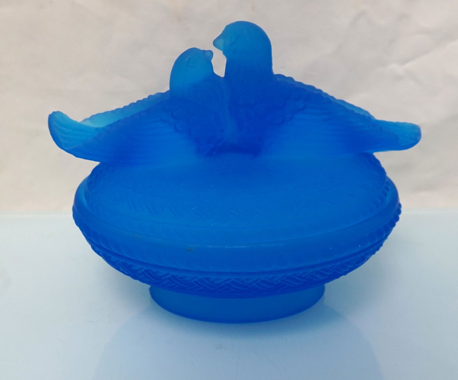 WESTMORELAND BLUE DOVES COVERED BOWL (1 of 4)