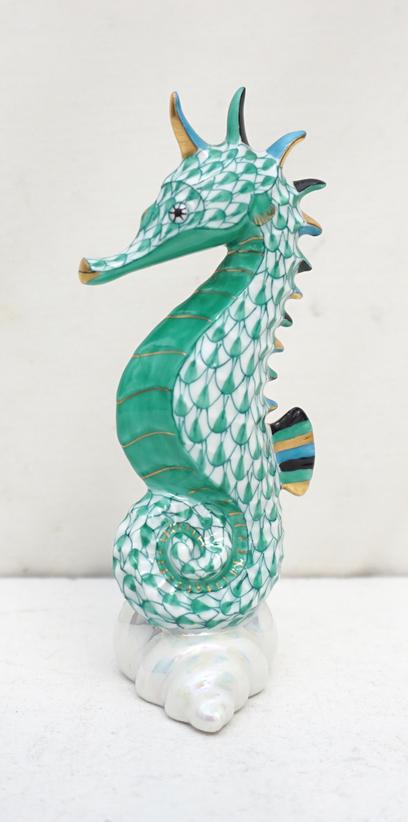 HEREND SEAHORSE ON SHELL GREEN (1 of 7)