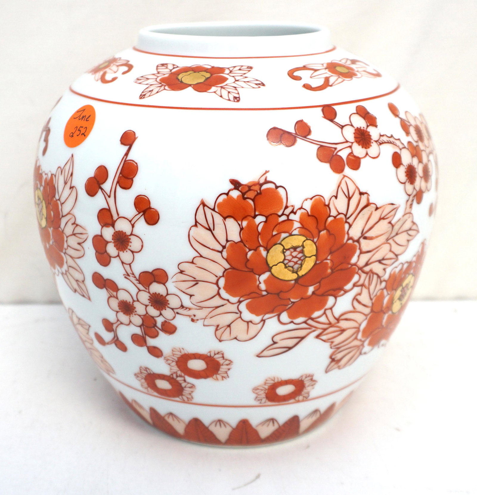 GOLD IMARI HAND PAINTED GINGER JAR (1 of 6)