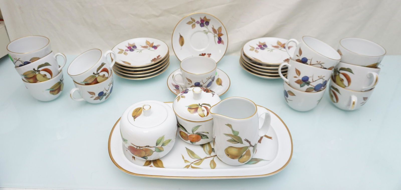 28 PC ROYAL WORCESTER EVESHAM CHINA (1 of 5)