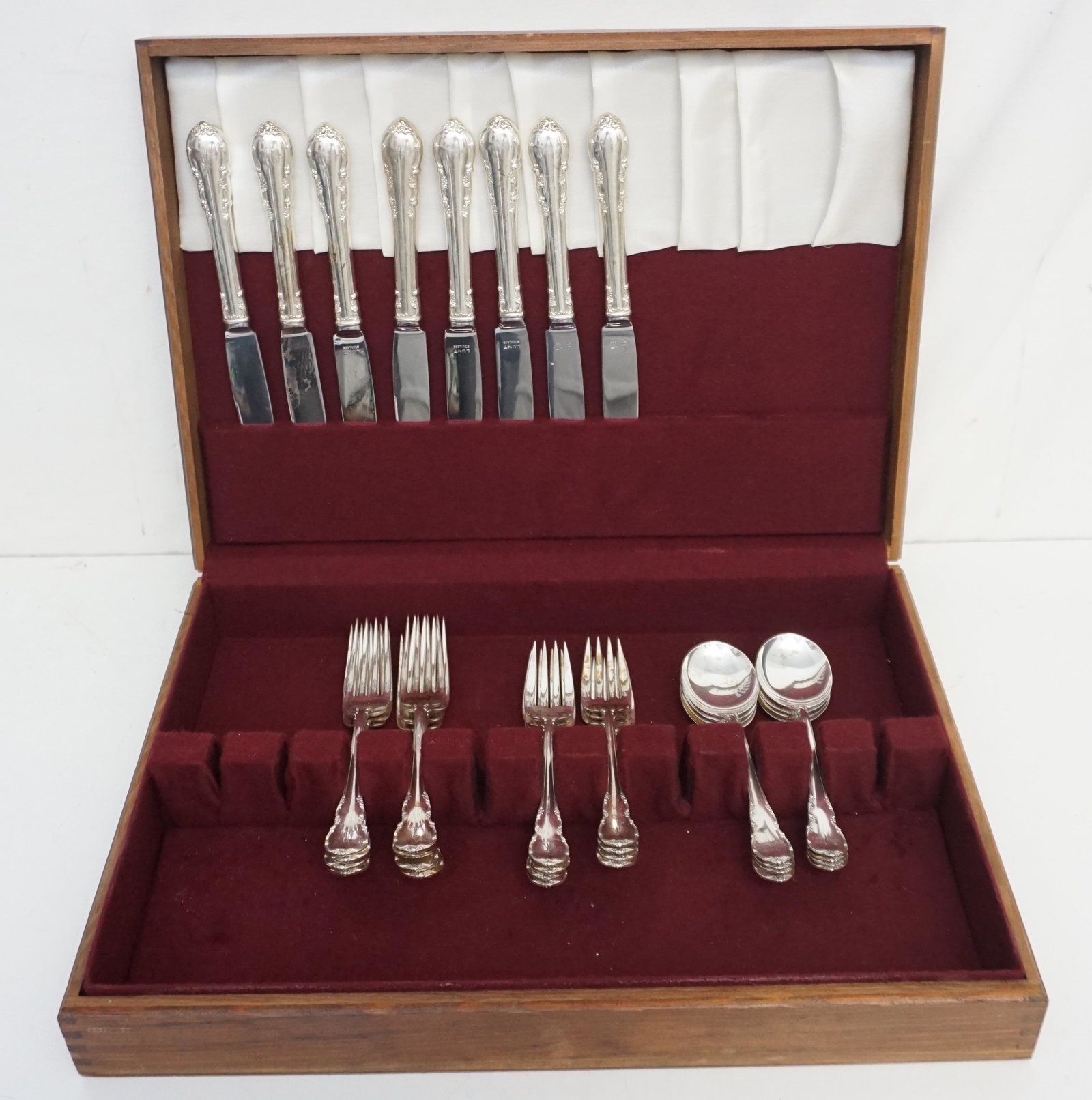 LUNT STERLING SERVICE FOR 8 MODERN VICTORIAN (1 of 4)