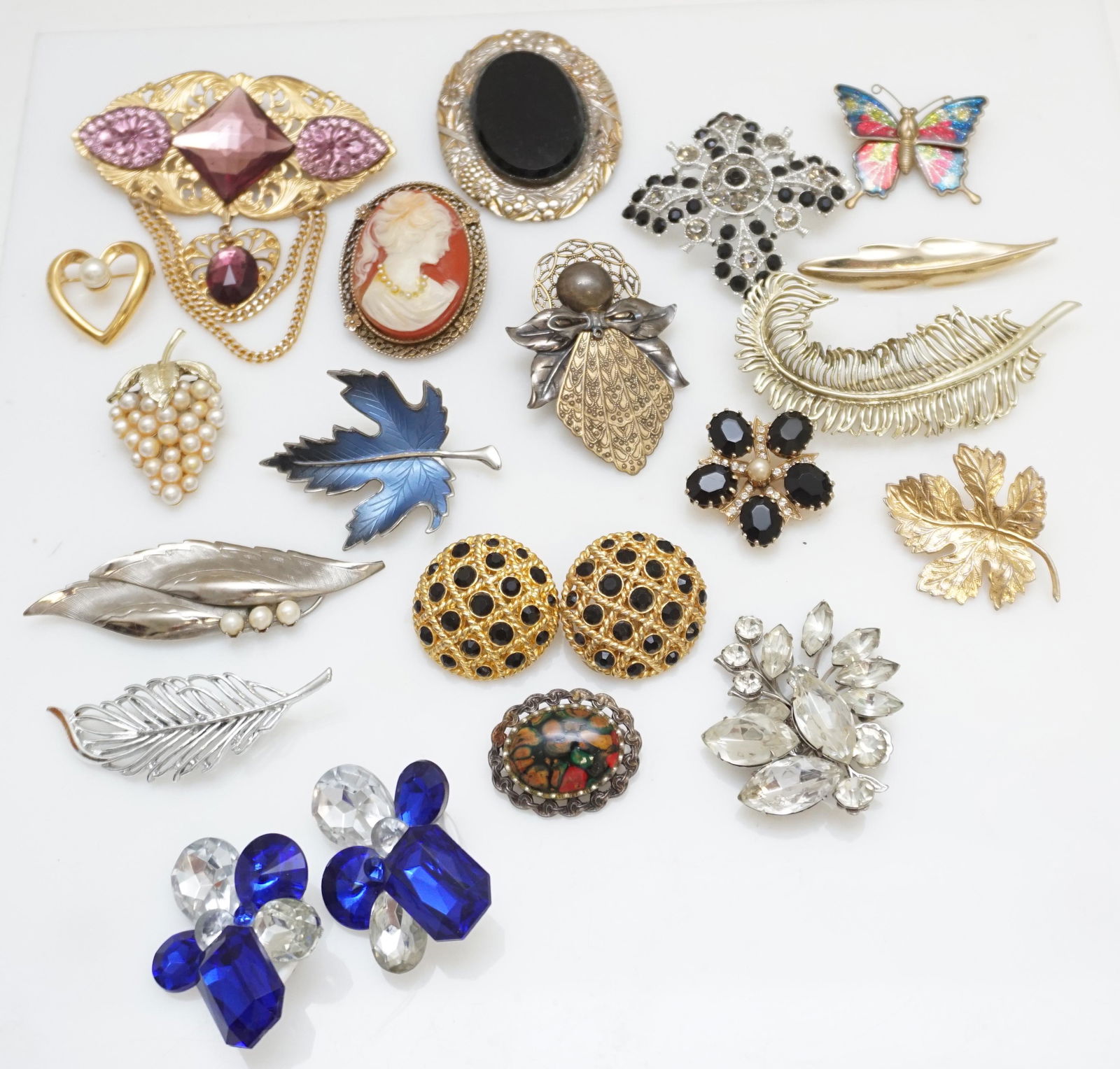 19 PC VINTAGE COSTUME JEWELRY (1 of 5)