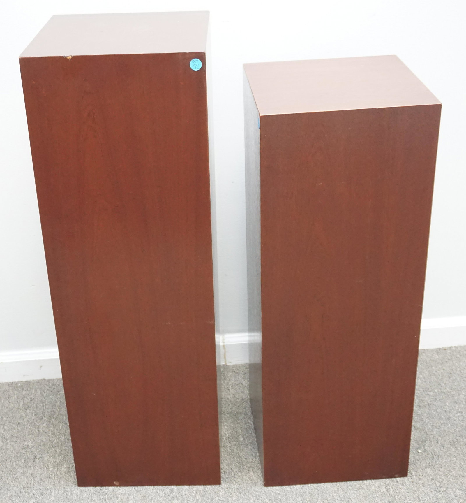2 VINTAGE WOOD DISPLAY PEDESTALS (1 of 4)