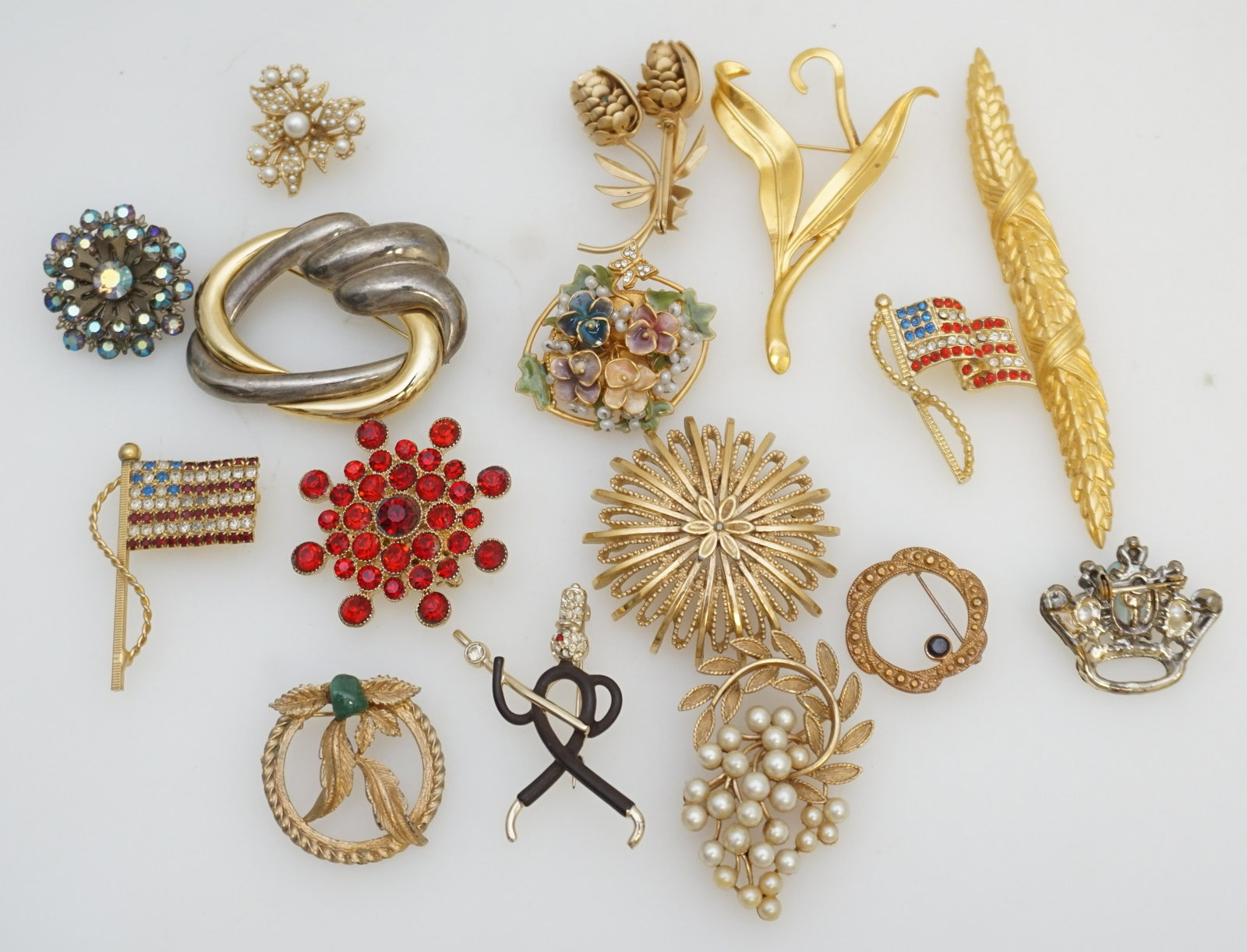 16 VINTAGE COSTUME JEWELRY BROOCHES: 16 Costume Jewelry Brooches. Includes 2 Monet. Longest 4". Weight 8.6 oz. PROVENANCE: A Private Charleston SC Estate