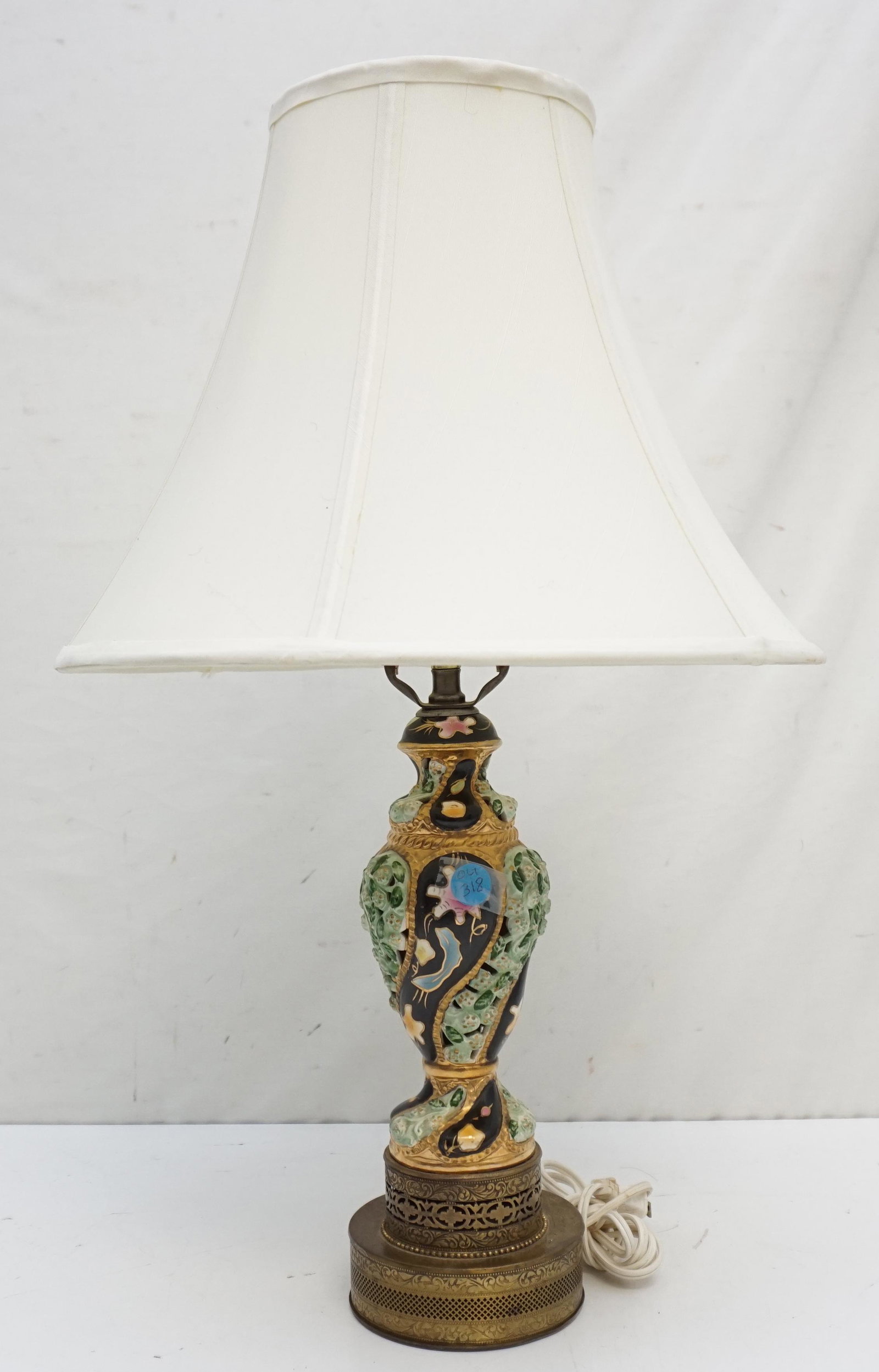 VINTAGE CAPODIMONTE STYLE TABLE LAMP (1 of 7)