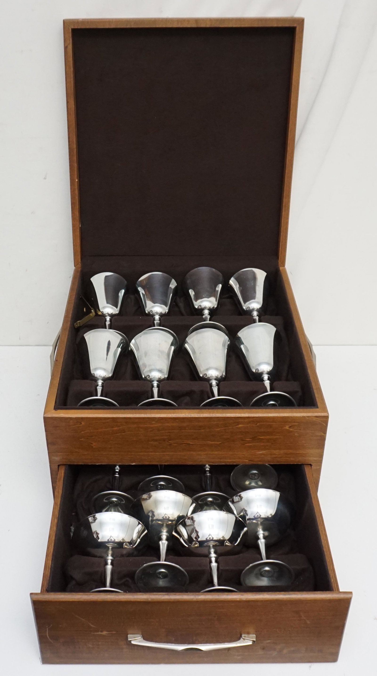 VINTAGE 16 Pc COLLECTION OF ITALIAN EL DE UBERTI SILVER PLATED WINE & CHAMPAGNE: A vintage 16 piece collection of Italian El De Uberti silver plated wine and coupe champagnes, consisting of 8 larger wines featuring narrower bowls, and 8 coupe champagnes featuring wider bowls, all 