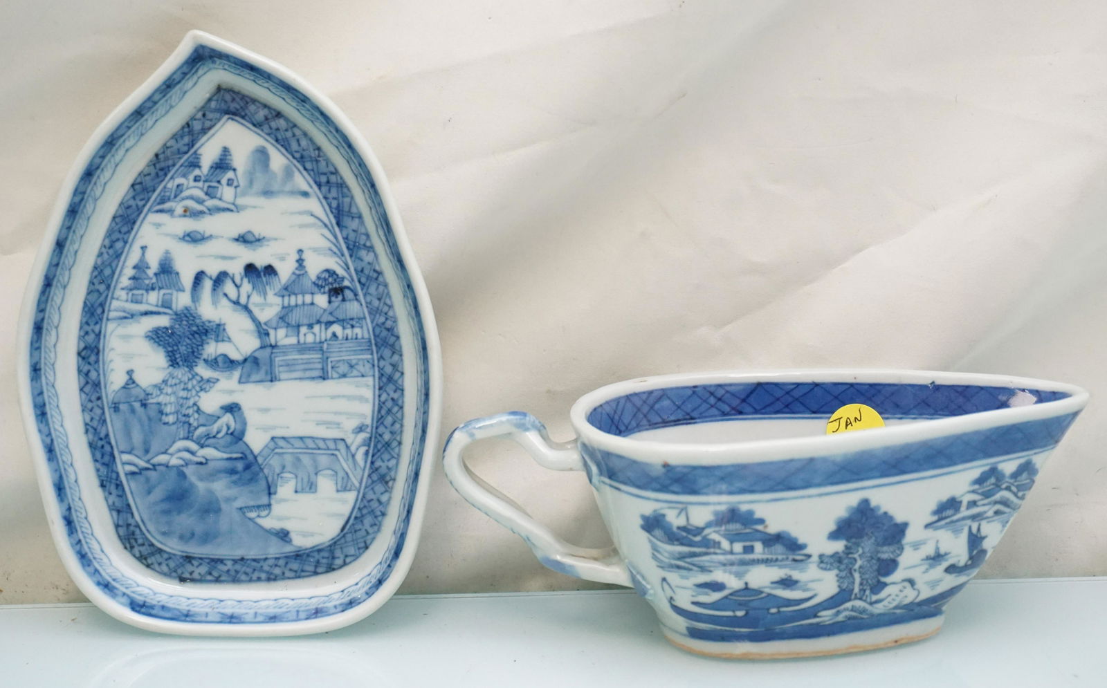 CHINESE EXPORT CANTON WARE SAUCE BOAT (1 of 8)