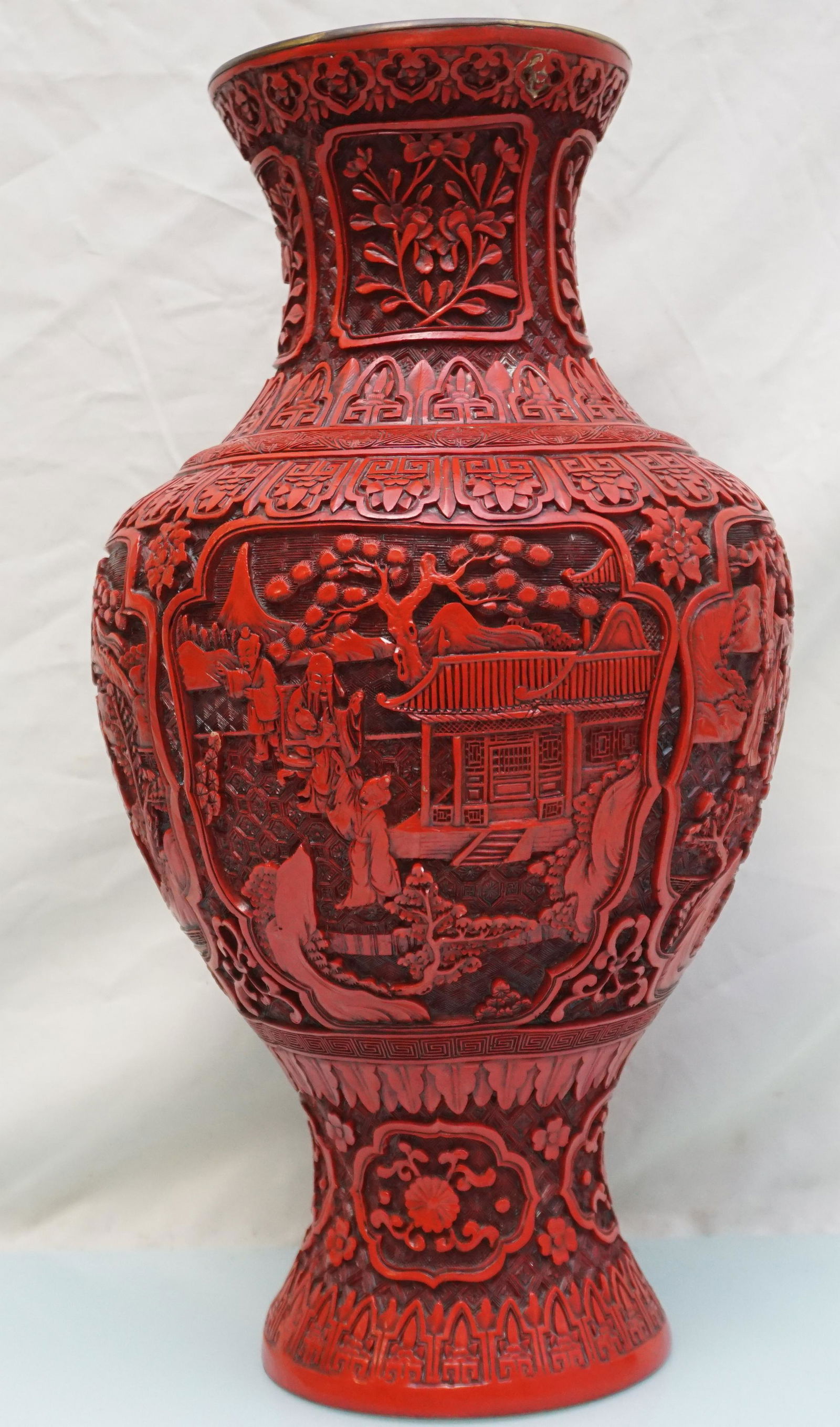LARGE CHINESE CINNABAR VASE (1 of 9)