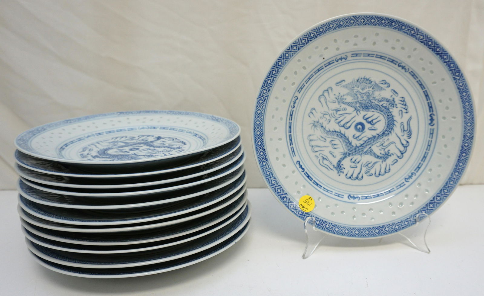 12 DRAGON RICE WARE DINNER PLATES (1 of 5)