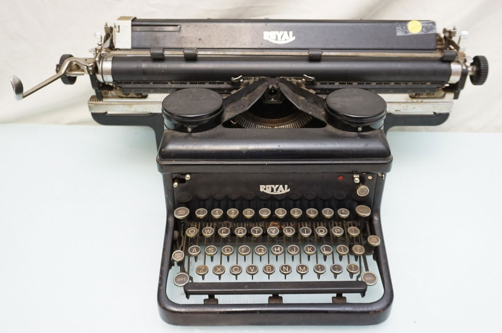 1930s ROYAL TYPEWRITER (1 of 5)