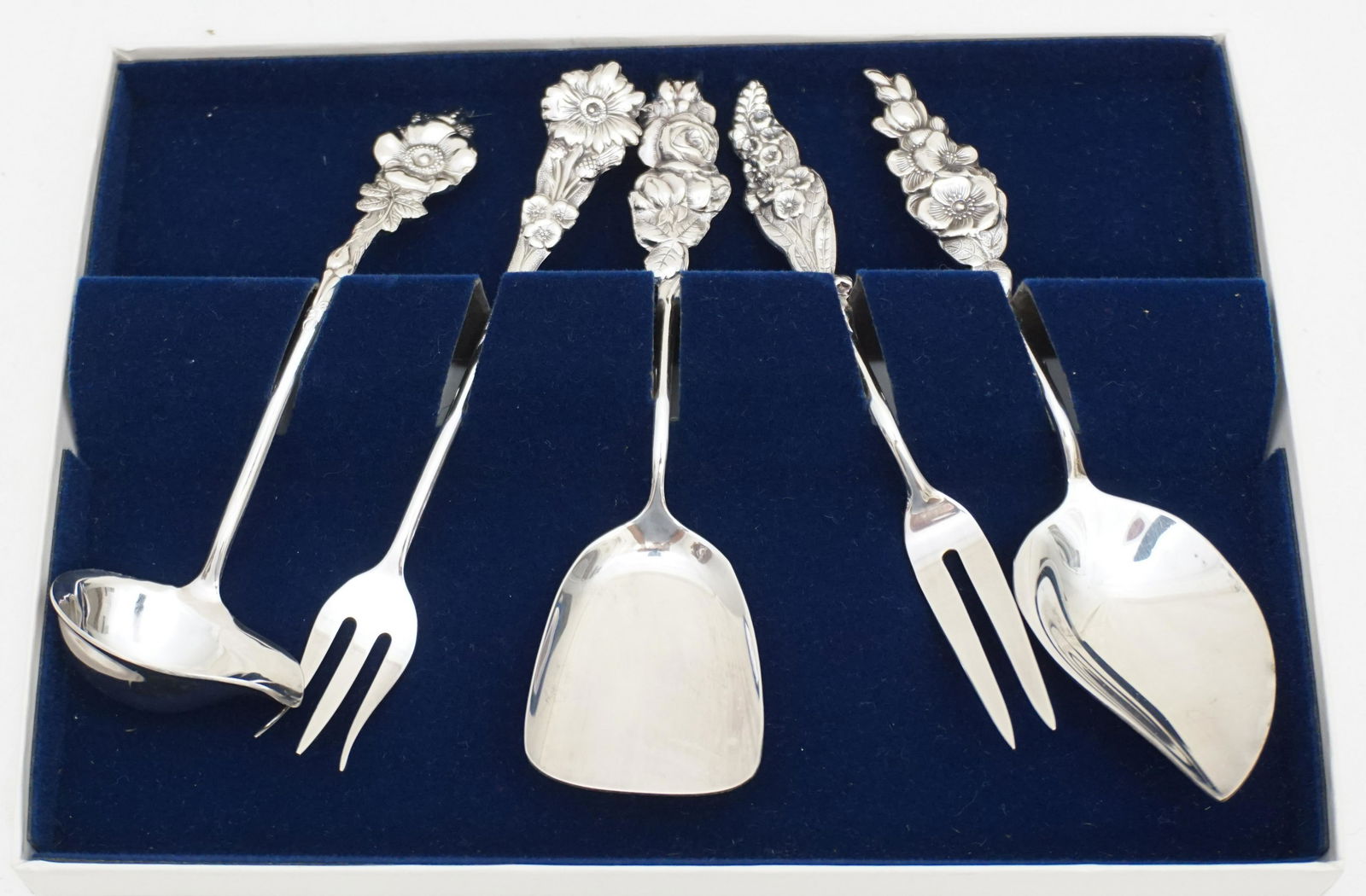REED & BARTON SILVERPLATE FLORAL SERVING SET (1 of 2)