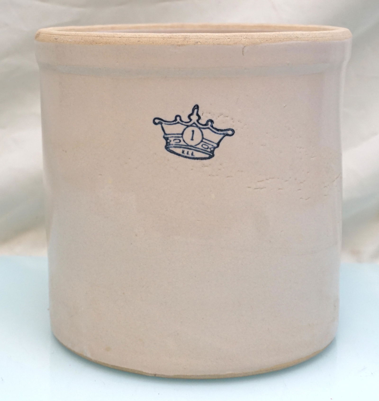 1 GALLON BLUE CROWN ROBINSON RANSBOTTOM CROCK (1 of 5)