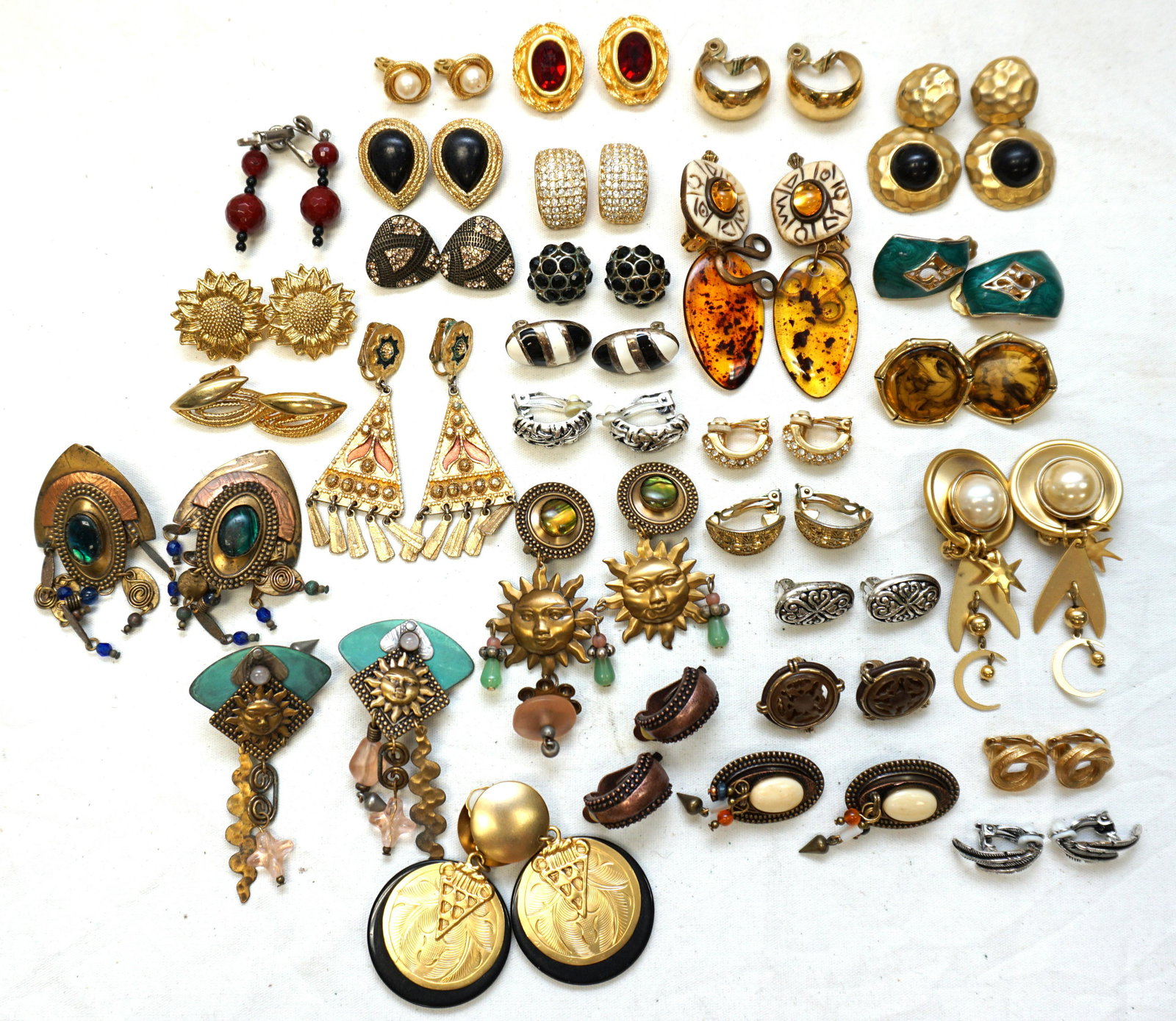 30 PAIR VINTAGE COSTUME CLIP ON EARRINGS: 30 Pair of Vintage Costume Jewelry Clip On Earrings. Includes Enamel, Lucite, Faux Pearl and more. Weight on all approx 1 pd. PROVENANCE: A Private Charleston SC Estate.