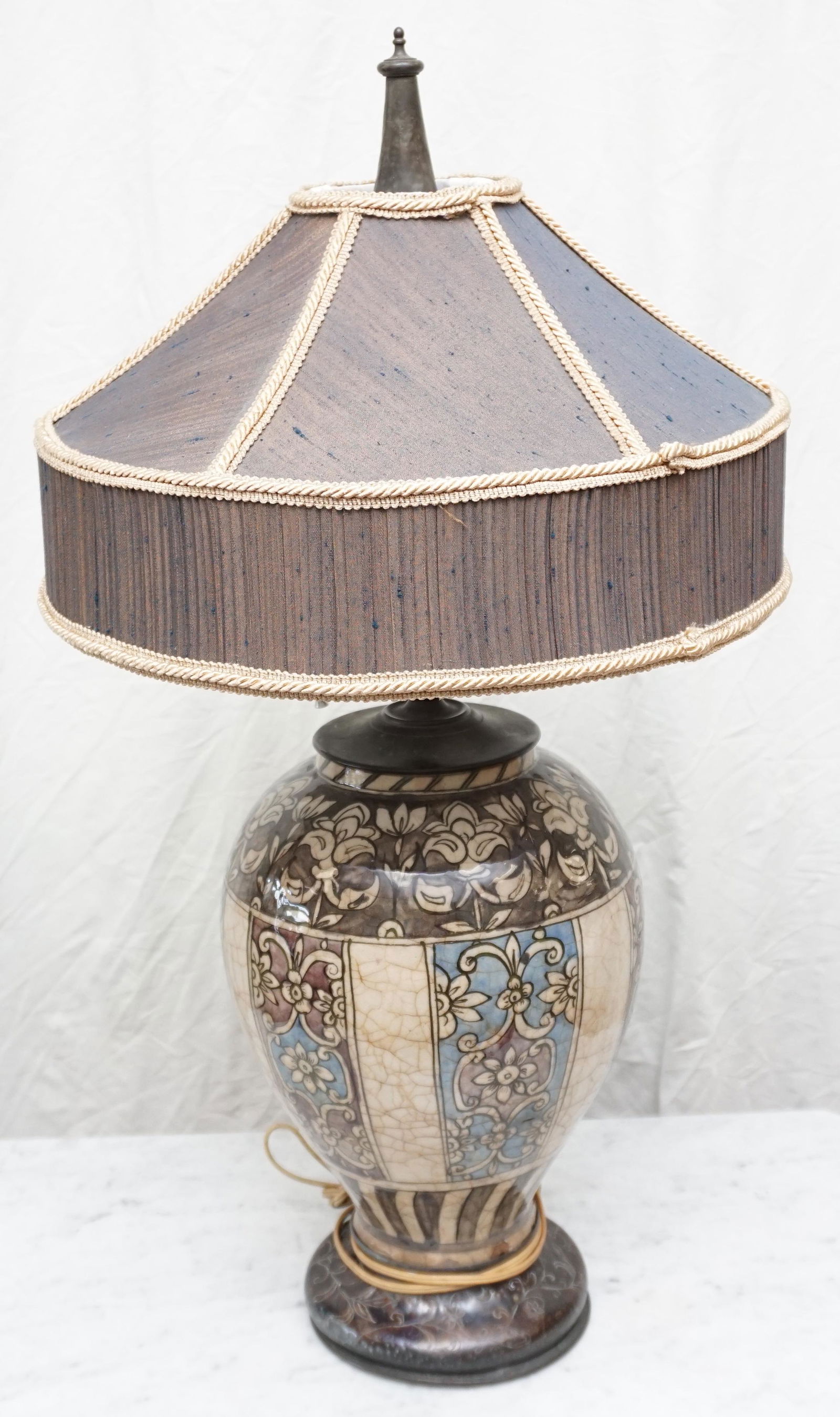VINTAGE PORCELAIN TABLE LAMP (1 of 5)