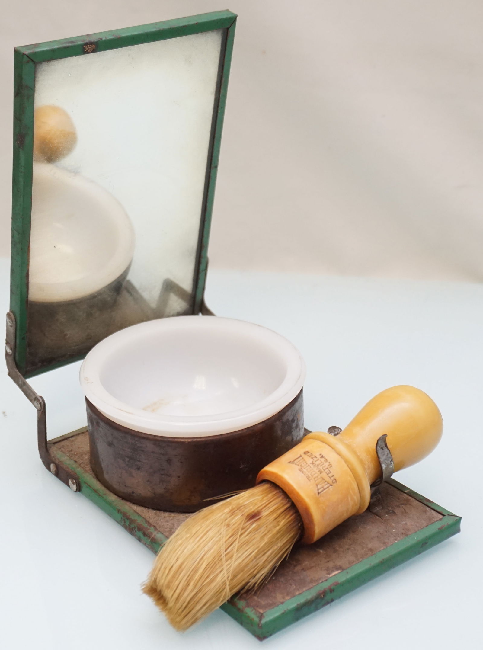 ANTIQUE TRAVEL SHAVE KIT (1 of 4)