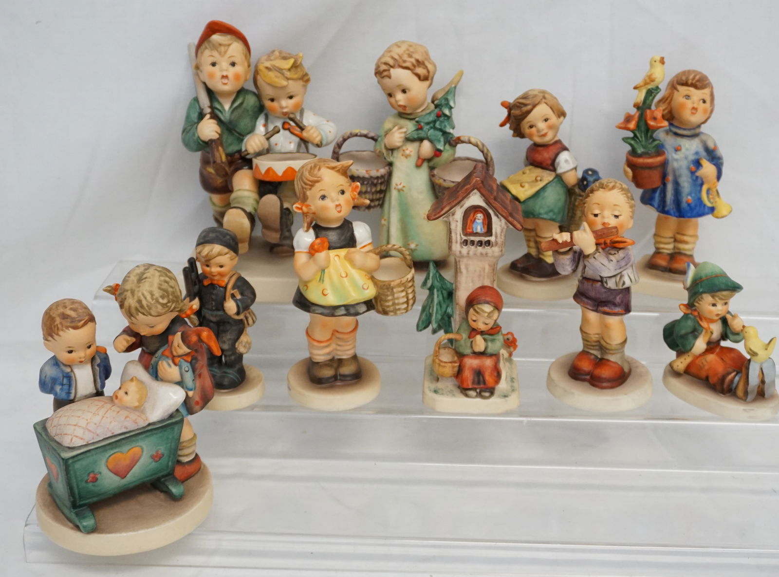 COLLECTION 10PC VINTAGE HUMMEL FIGURES (1 of 9)