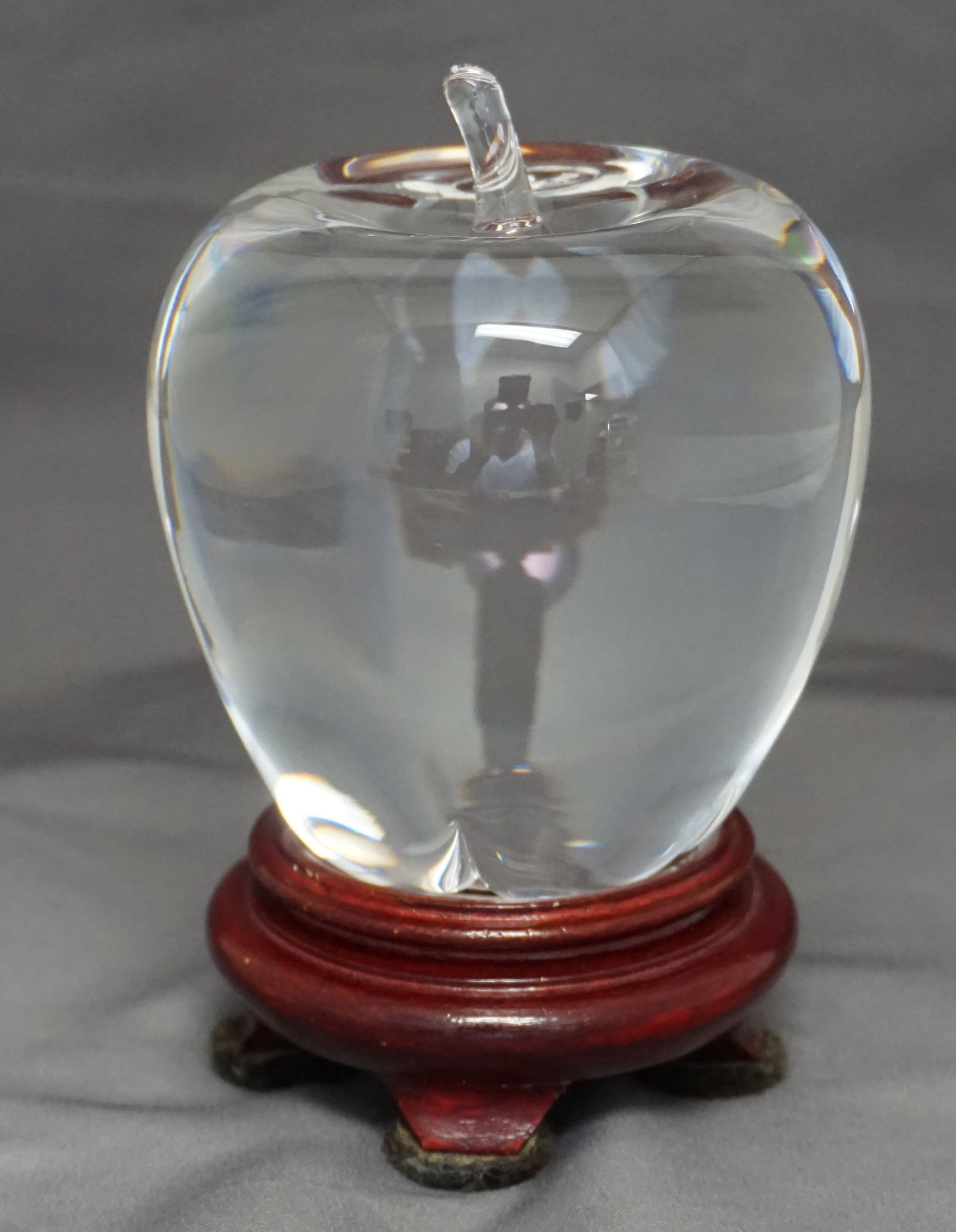 STEUBEN CRYSTAL SIGNED APPLE (1 of 4)