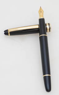 VINTAGE MONTBLANC MEISTERSTUCK FOUNTAIN PEN: Vintage Monteblanc Meisterstück 4810 18kt gold fountain pen. No ink cartridge