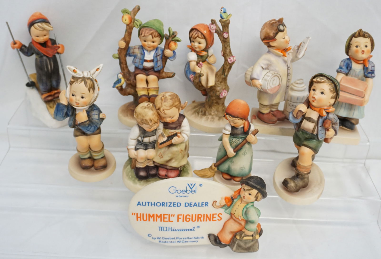 COLLECTION 10PC VINTAGE HUMMEL FIGURES (1 of 8)