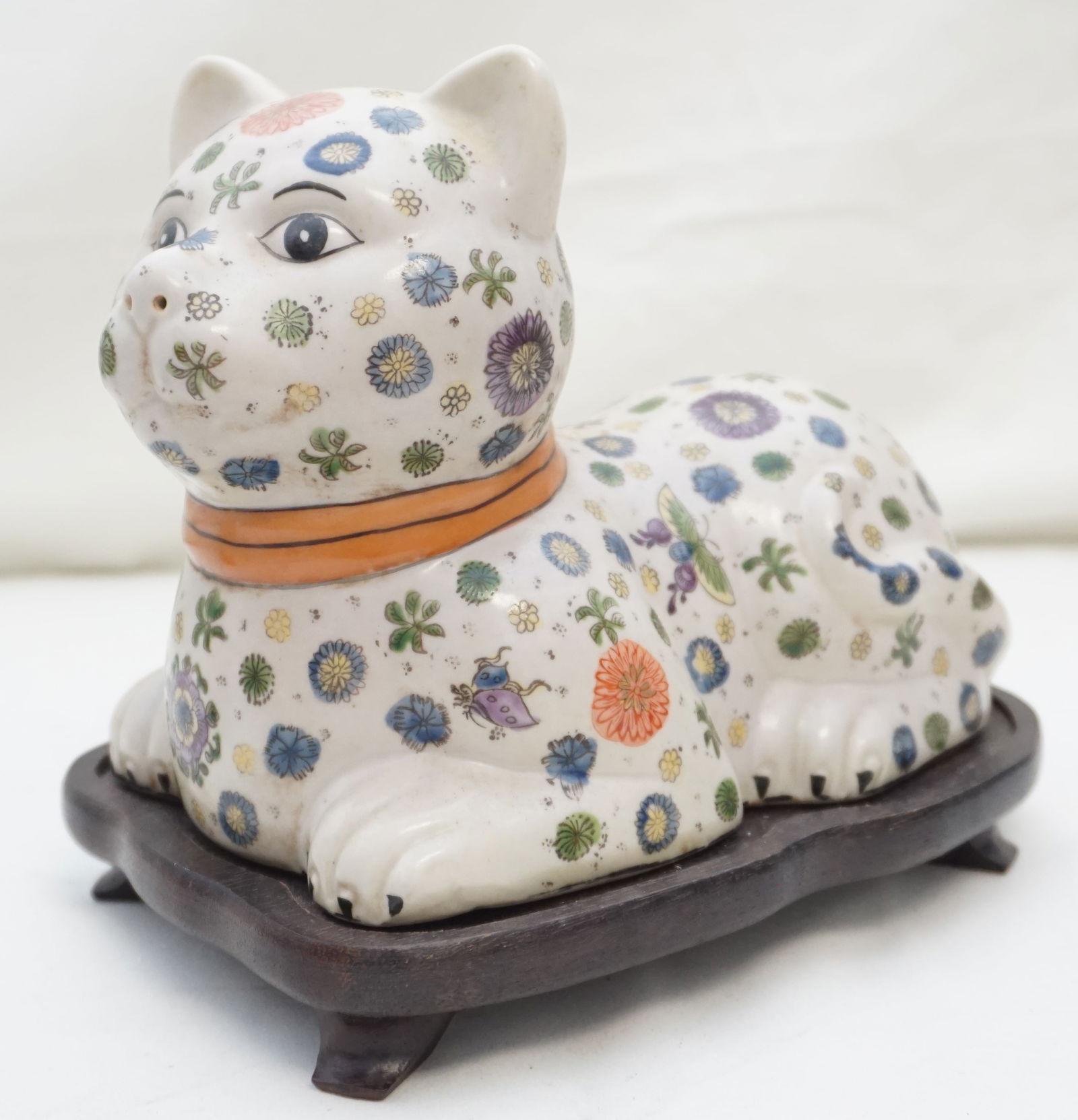 VINTAGE CERAMIC CAT ON WOOD STAND (1 of 8)