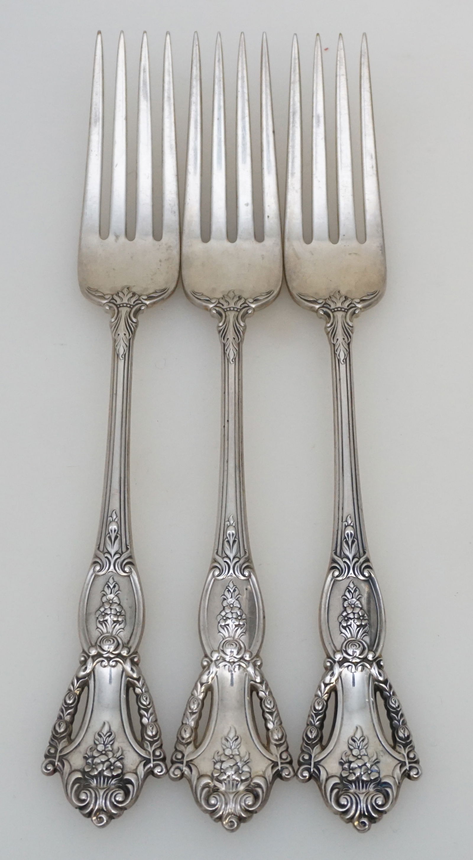 3 TUTTLE STERLING DINNER FORKS (1 of 4)