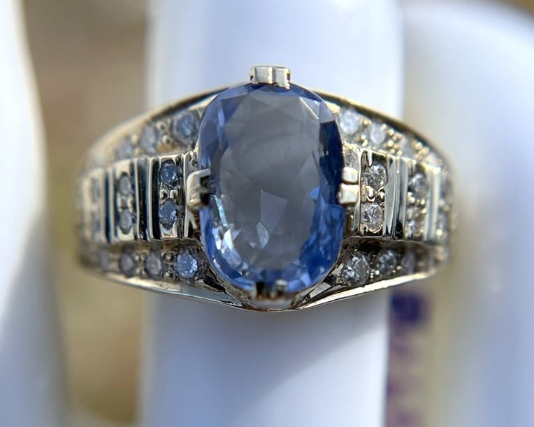 GORGEOUS SAPPHIRE & DIAMOND RING (1 of 3)