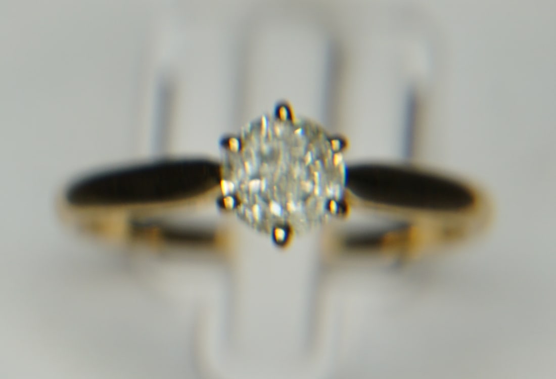 18KT GOLD DIAMOND SOLITAIRE RING (1 of 3)