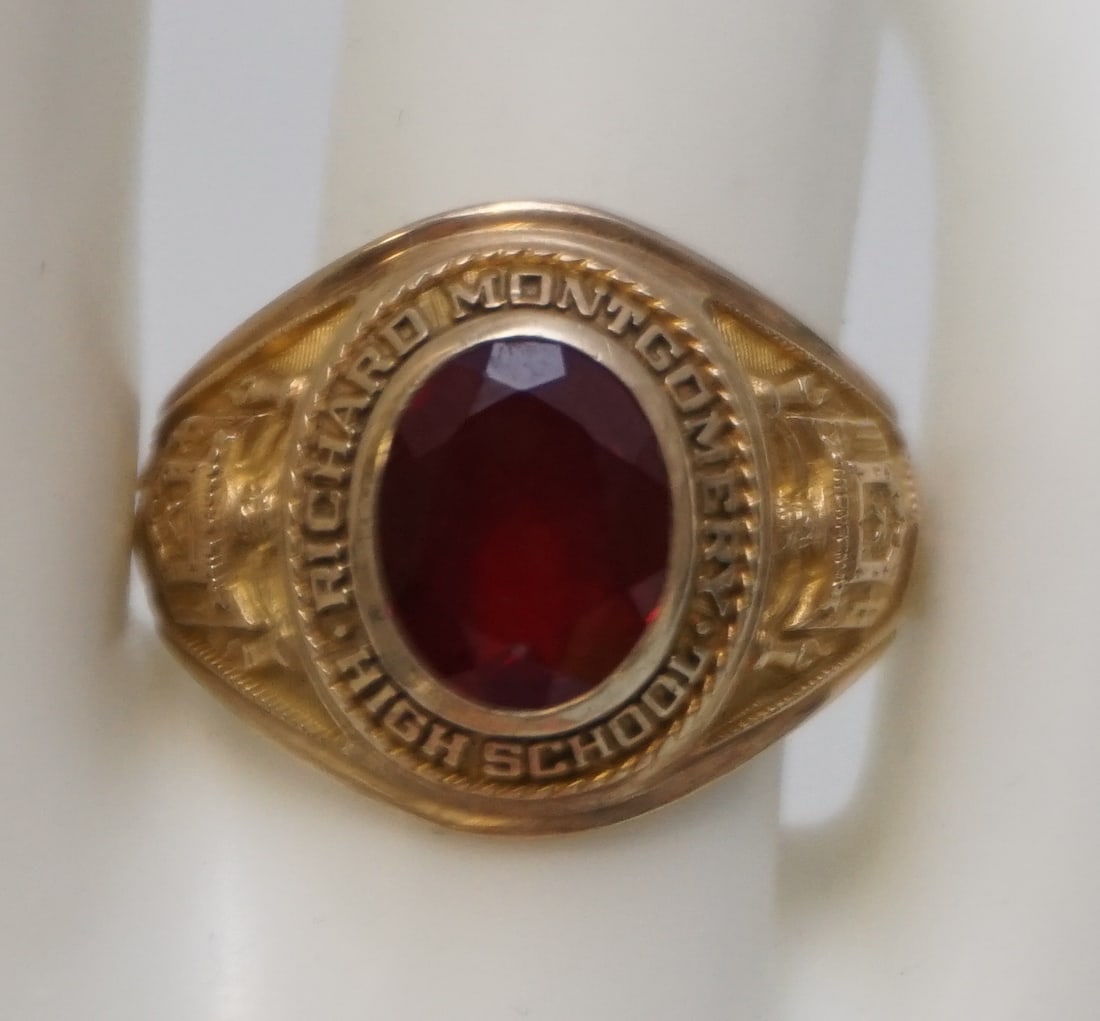 10KT GOLD CLASS RING (1 of 3)