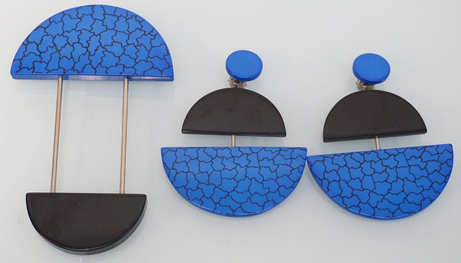 GUILLEMETTE I'HOIR PARIS BROOCH/EARRING SUITE: This is a vintage Guillemette L'Hoir Paris brooch and earring suite, showcasing a modernist design. The pieces are crafted with heavy blue and half-round plastic, giving them a distinctive and bold lo