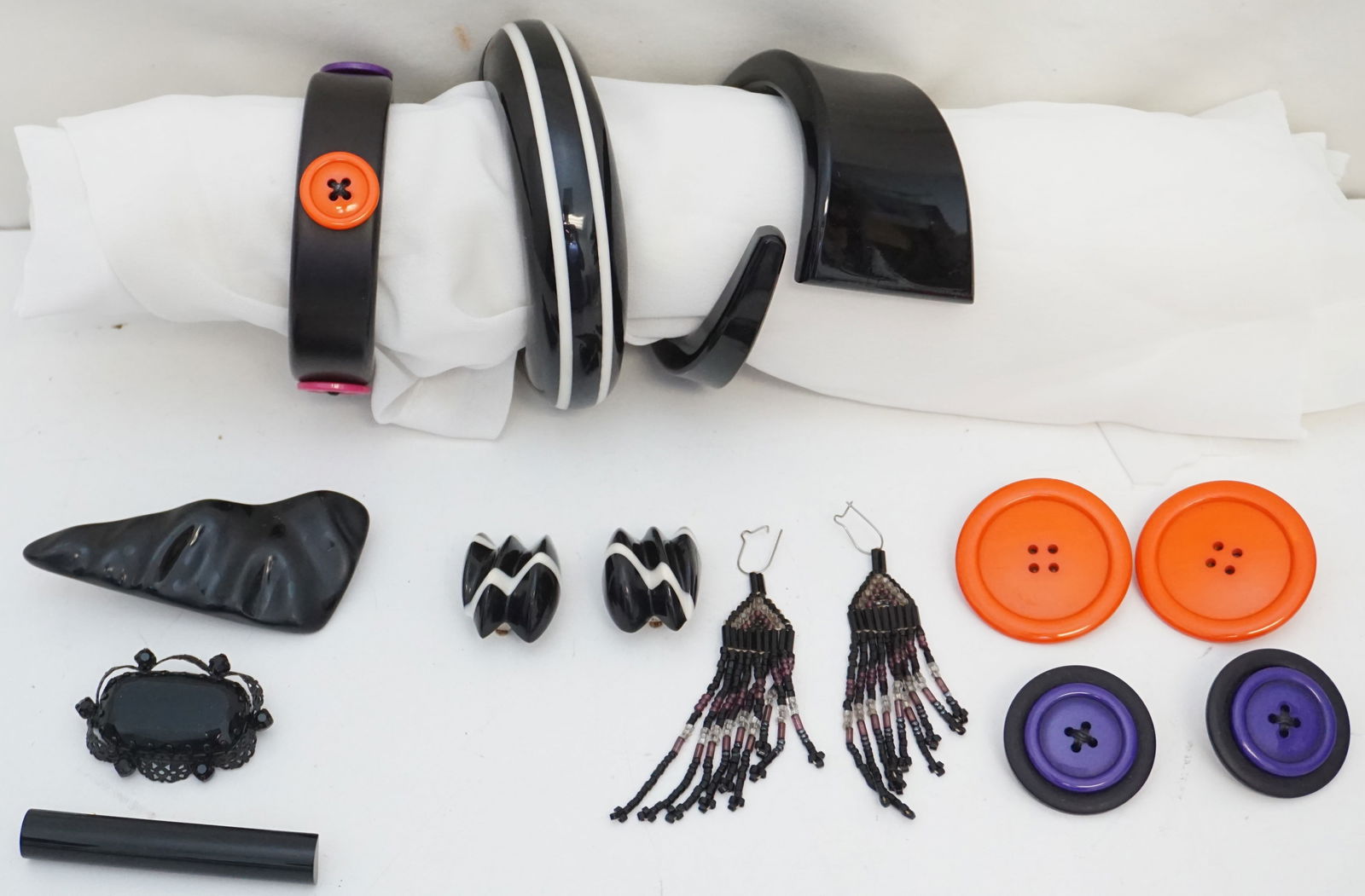 LOT OF VINTAGE RETRO COSTUME JEWELRY (1 of 4)