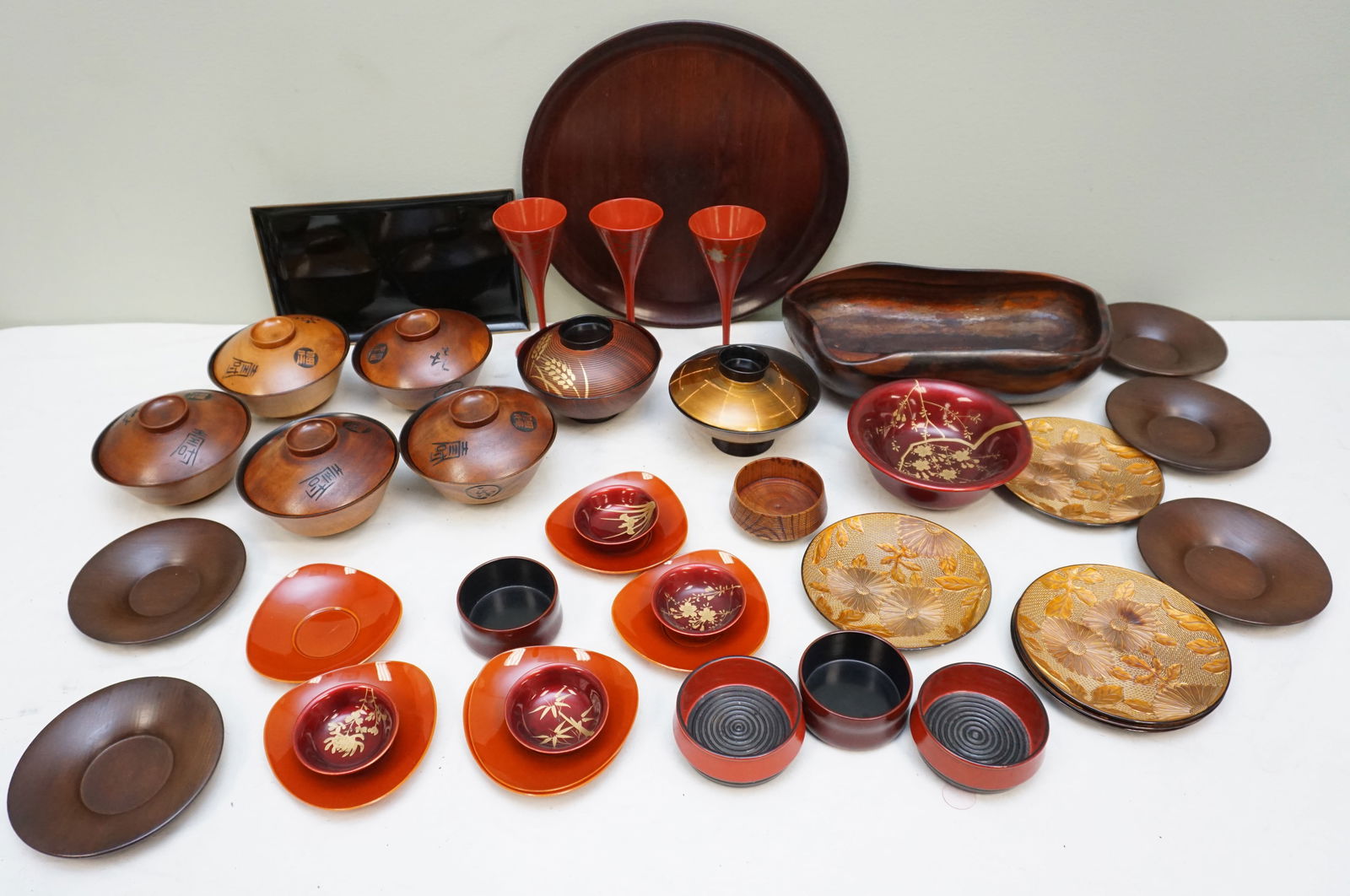 LARGE COLLECTION LACQUERWARE & MORE (1 of 6)