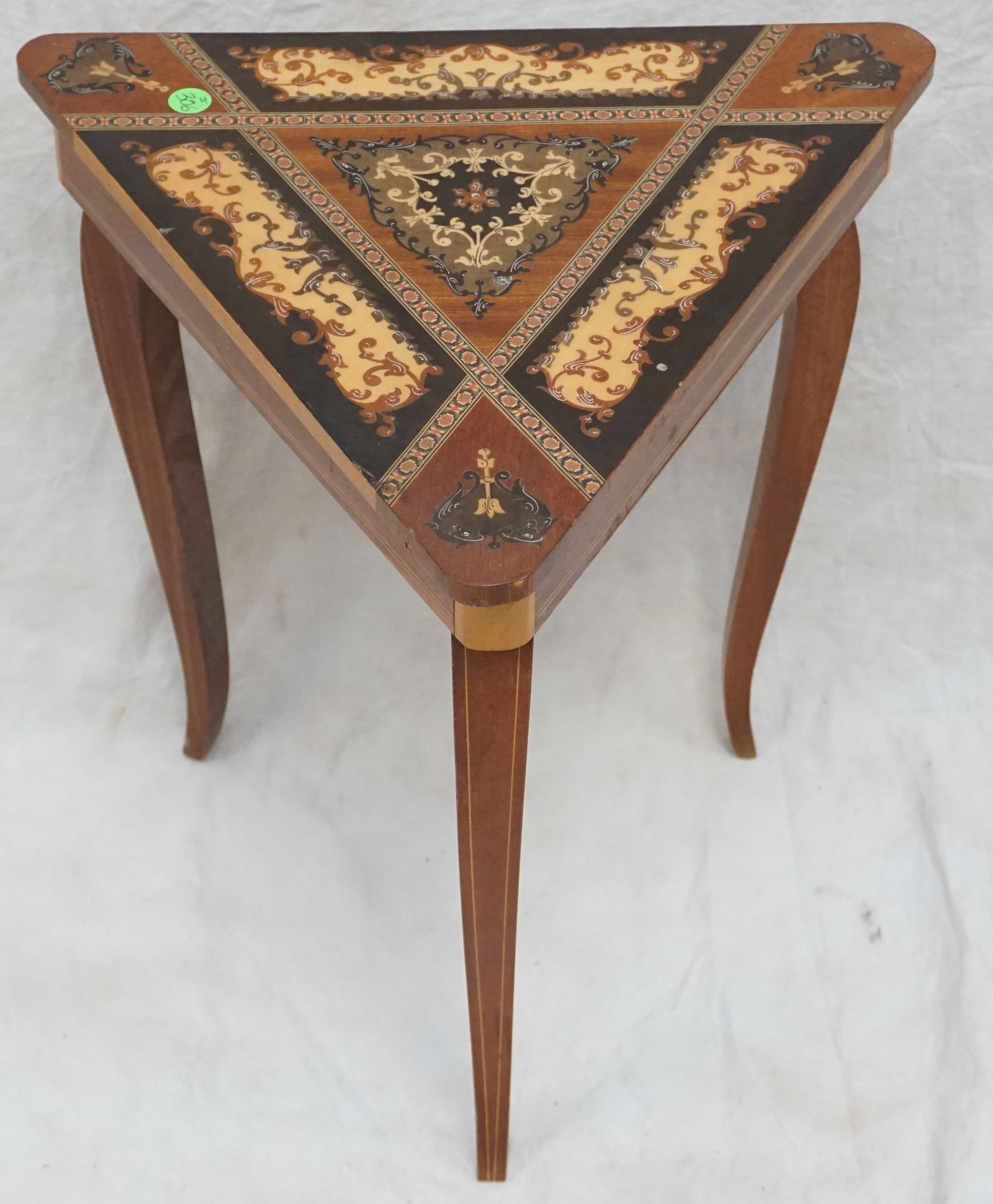 TRIANGULAR MUSIC TOP TABLE (1 of 4)