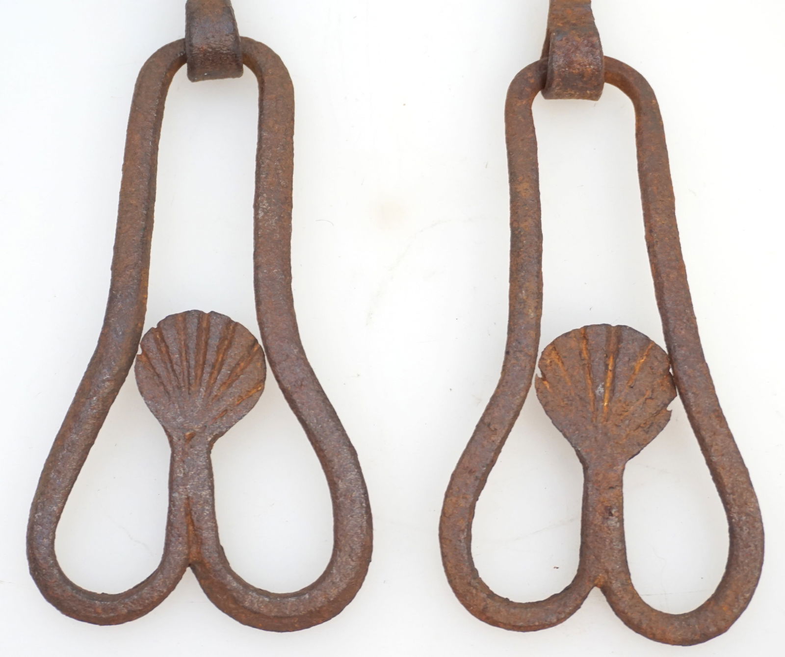 PAIR OF WROUGHT IRON ANTIQUE SHELL HANDLES/PULLS (1 of 4)