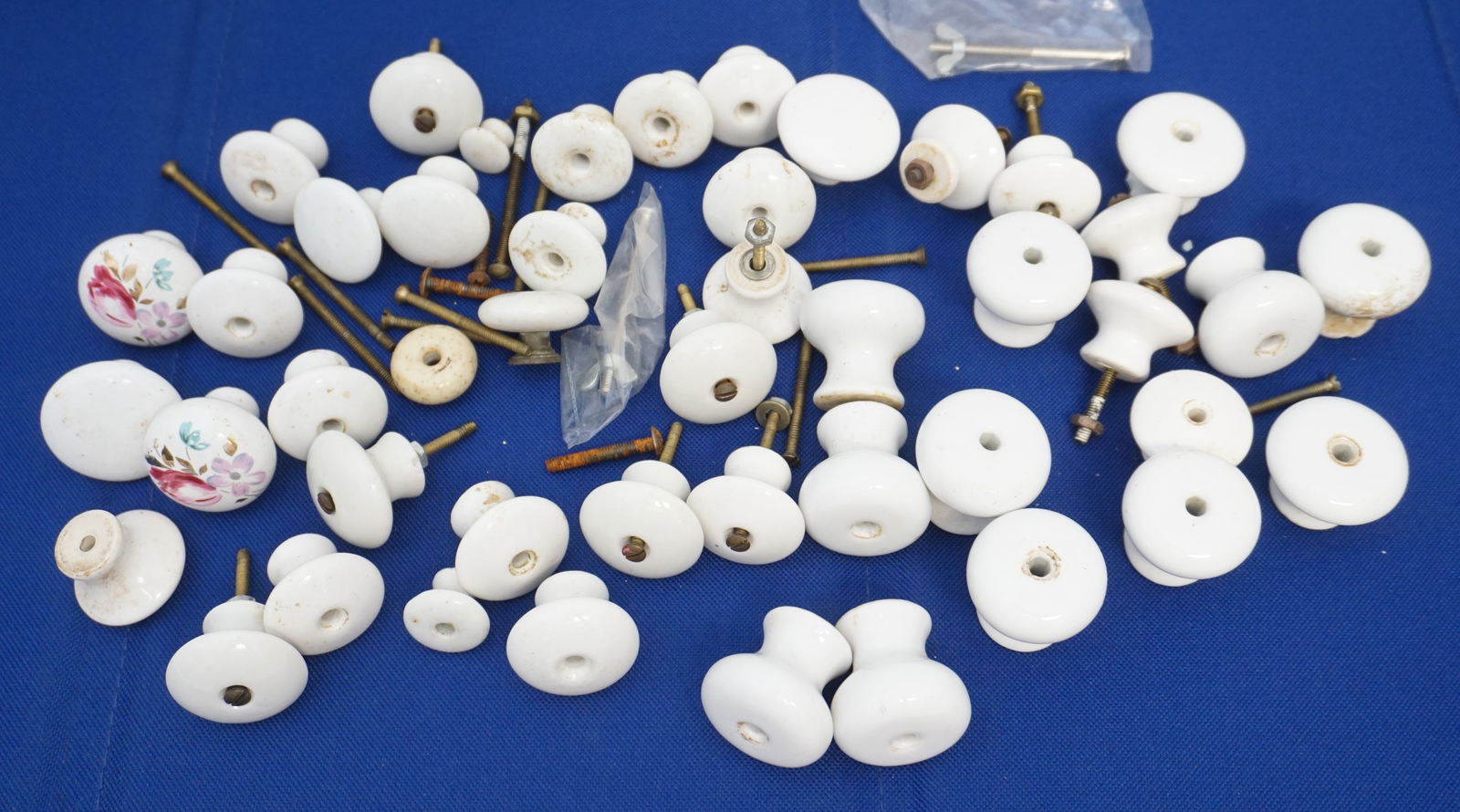 LARGE COLLECTION PORCELAIN & MORE DRAWER PULLS (1 of 5)