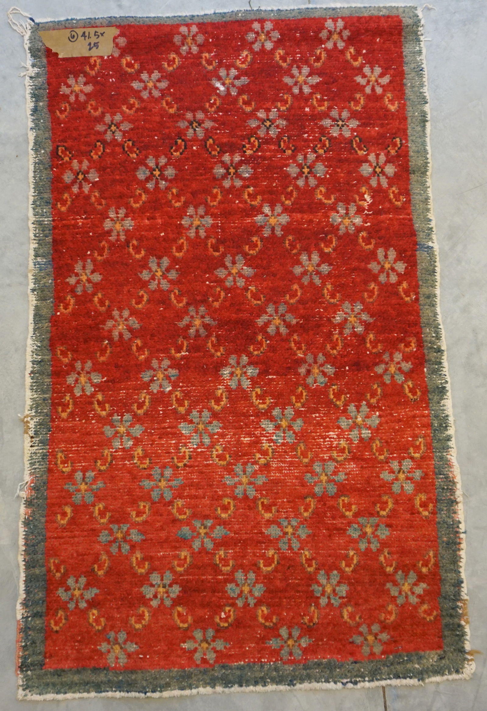 CHARMING TRIBAL RUG WITH ABSTRACT FLORAL MOTIFS (1 of 5)