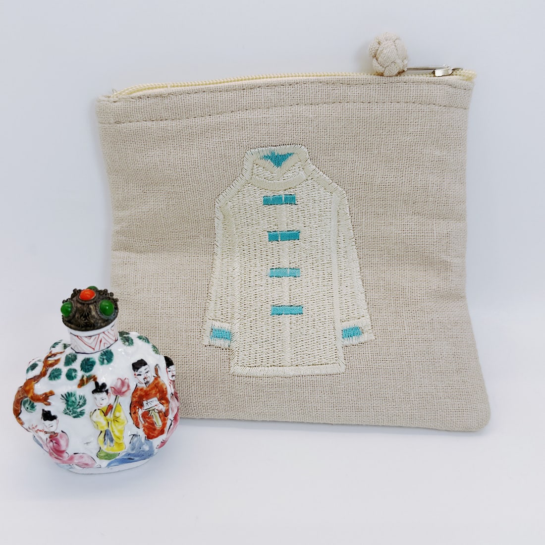ASIAN SNUFF BOTTLE & POUCH: Transport yourself to a bygone era with this vintage porcelain snuff, elegantly presented in a fabric zipper pouch. Delicately crafted and steeped in history, this exquisite piece adds a touch of old-