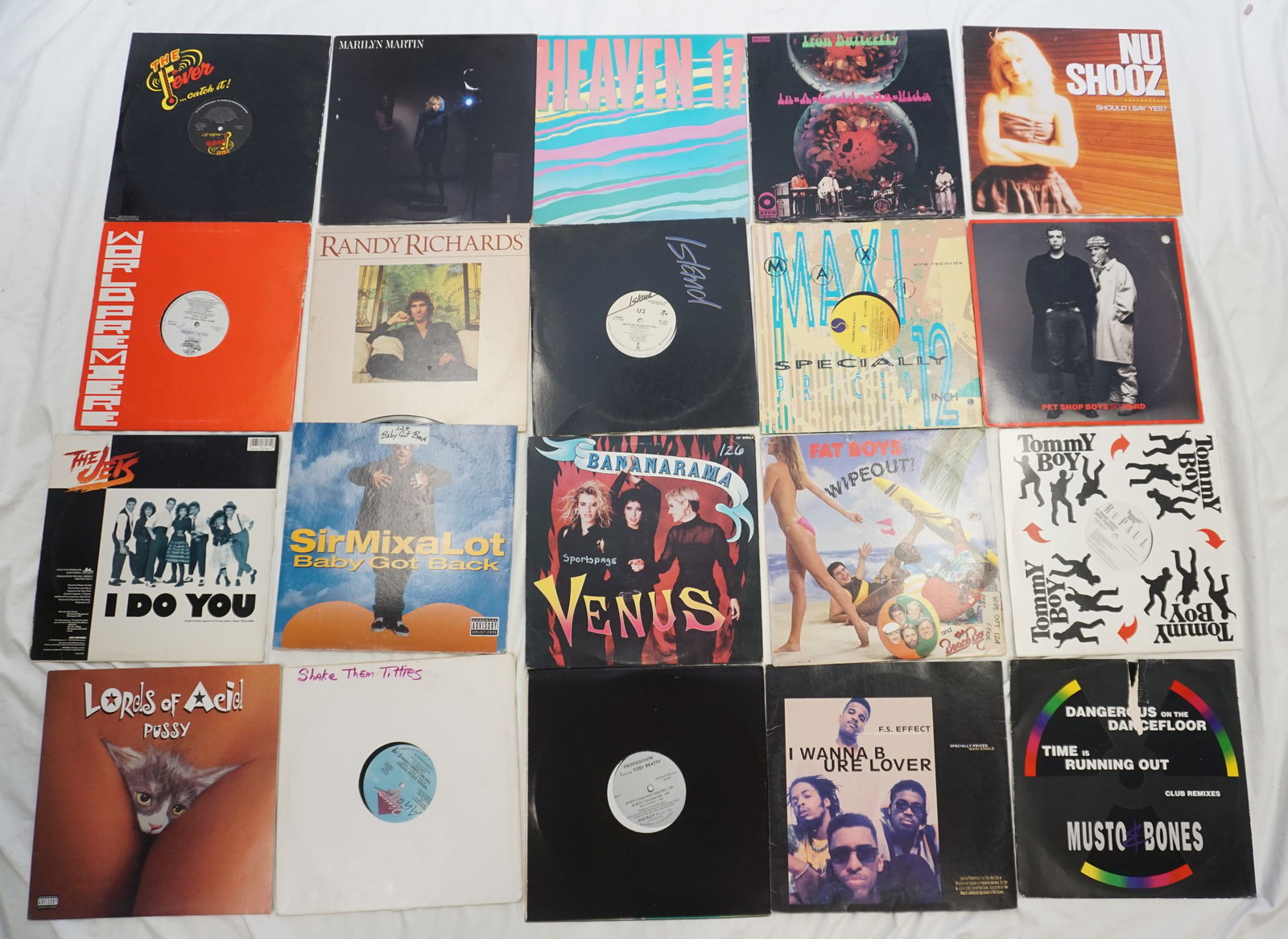 COLLECTION VINTAGE RECORDS: This set features a vibrant mix of 1980s and 1990s pop and hip-hop singles, notable for their iconic cover art and artists such as Sir Mix-a-Lot and Bananarama. Records like "Baby Got Back" and "Venus