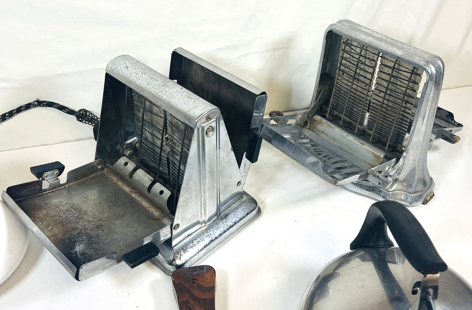 FIVE PIECE MID-CENTURY KITCHENWARE SET - 2