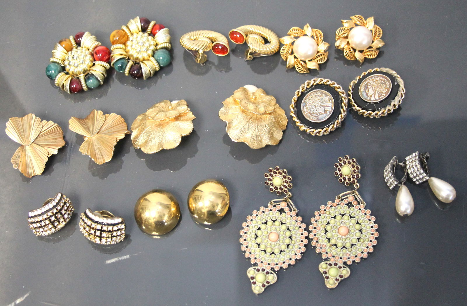 EXQUISITE 10-PIECE COLLECTION OF VINTAGE CLIP-ON EARRINGS (1 of 4)