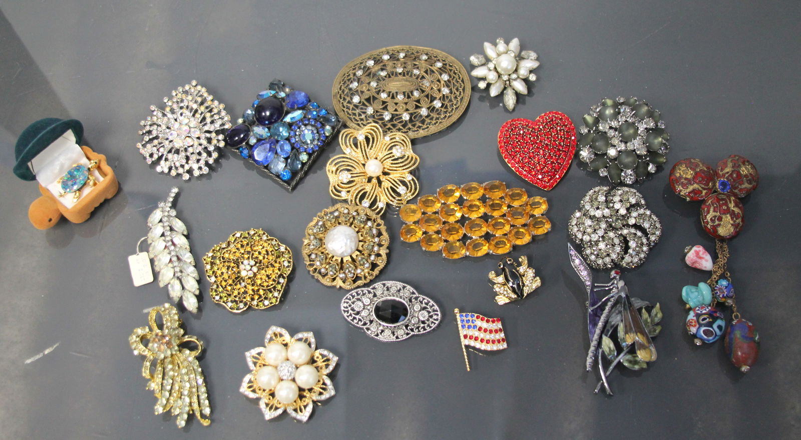 ENCHANTING COLLECTION OF 22 COSTUME JEWELRY BROOCHES (1 of 8)