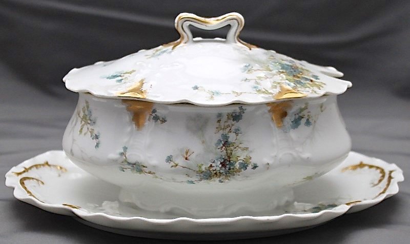 ANTIQUE 19th c HAVILAND LIMOGES SAUCE / GRAVY COMPLETE: Rare 19th c. Haviland Limoges Forget-Me-Nots Gravy / Sauce Boat with attached under plate and lid. With underglaze green mark H, that was only used from 1888 to 1896 and decorator mark C used from 188