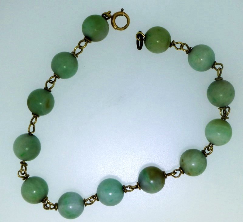 ESTATE 14K JADE BEAD BRACELET: Estate Jade Bead and 14k Yellow Gold Link Bracelet. The beads exhibit a beautiful mottled Celadon color and are older better quality c. 1910. The bracelet measures 8" when opened. The clasp is marked 