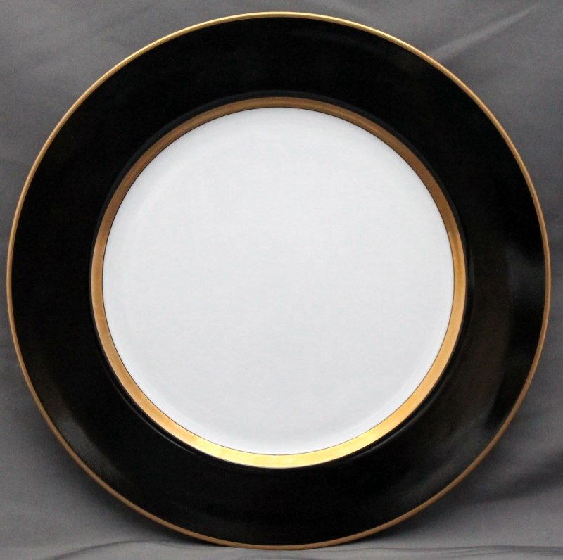 12 FITZ & FLOYD RENAISSANCE DINNER PLATES - BLACK: Twelve Fitz & Floyd Renaissance-Black On White Dinner Plates. This classic simple and elegant Fitz & Floyd pattern was discontinued in 1996. In excellent condition. Provenance: A Hilton Head South Car