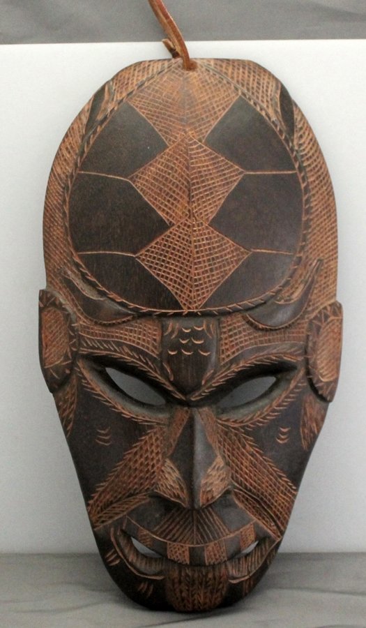 VINTAGE CARVED TURTLE TIKI MASK - FIJI: Large Fijian Tiki mask with a hand carved turtle representing happiness. The mask is signed by the maker on the back. Provenance: A Hilton Head South Carolina Private Collection. Measures 14x7.7x3 1pd