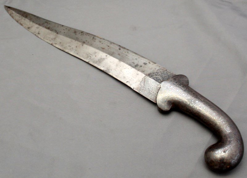 INDO PERSIAN JANBIYA KHANJAR DAGGER: Janbiya, Khanjar curved dagger. Indo-Persian in origin from the late 1800's/early 1900's. Damascened steel. 17 x 1 x 2.25… 1lb
