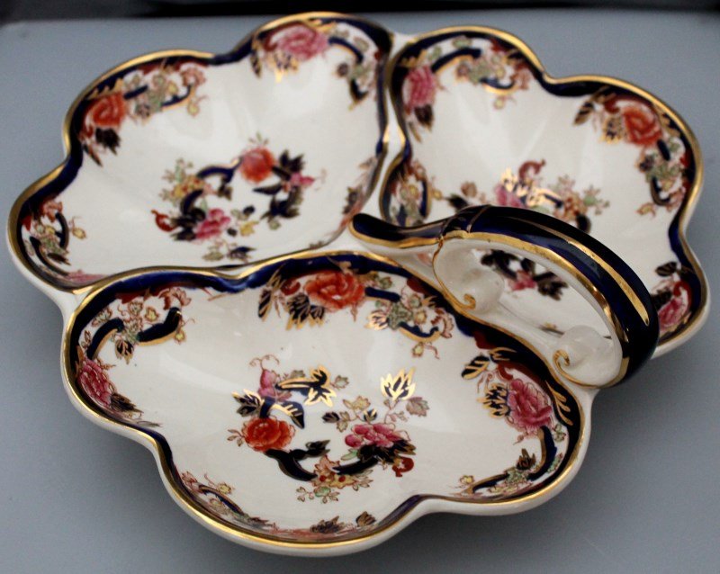 MASONS IRONSTONE MANDALAY LARGE RELISH: Older Masons Ironstone Mandalay large 3 part relish dish. Measures 10x10. Hand decorated in 22 carat Gold. Good condition. PROVENANCE: A Charleston South Carolina Private Estate. Mason's Ironstone was