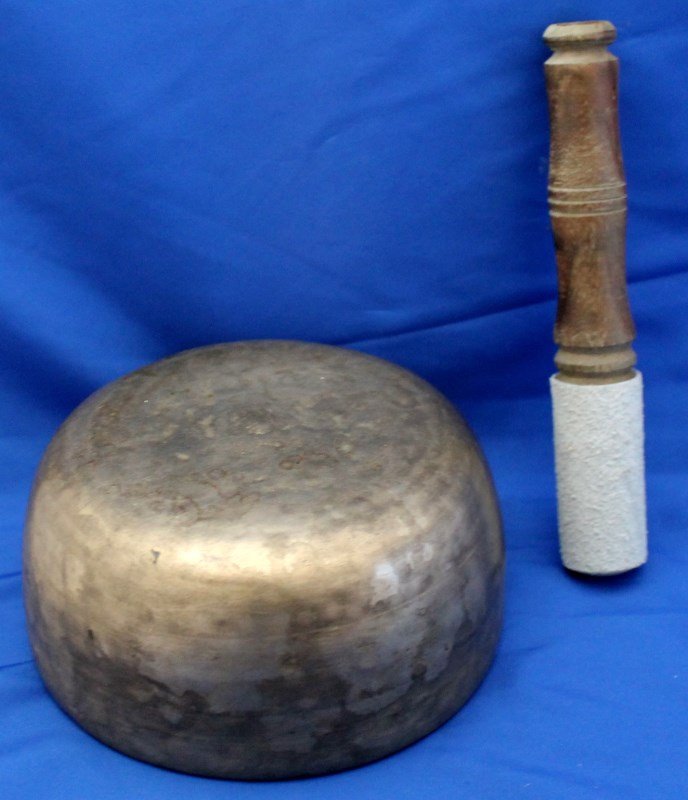 ANTIQUE JAPANESE MEIJI TEMPLE RIN GONG: Antique Meiji Japanese Buddhist Temple Rin Singing Gong. Melodic rich sound, with wooden striker. Often used for meditation. PROVENANCE: A Hilton Head South Carolina Private Collection. Measures 6.5x6